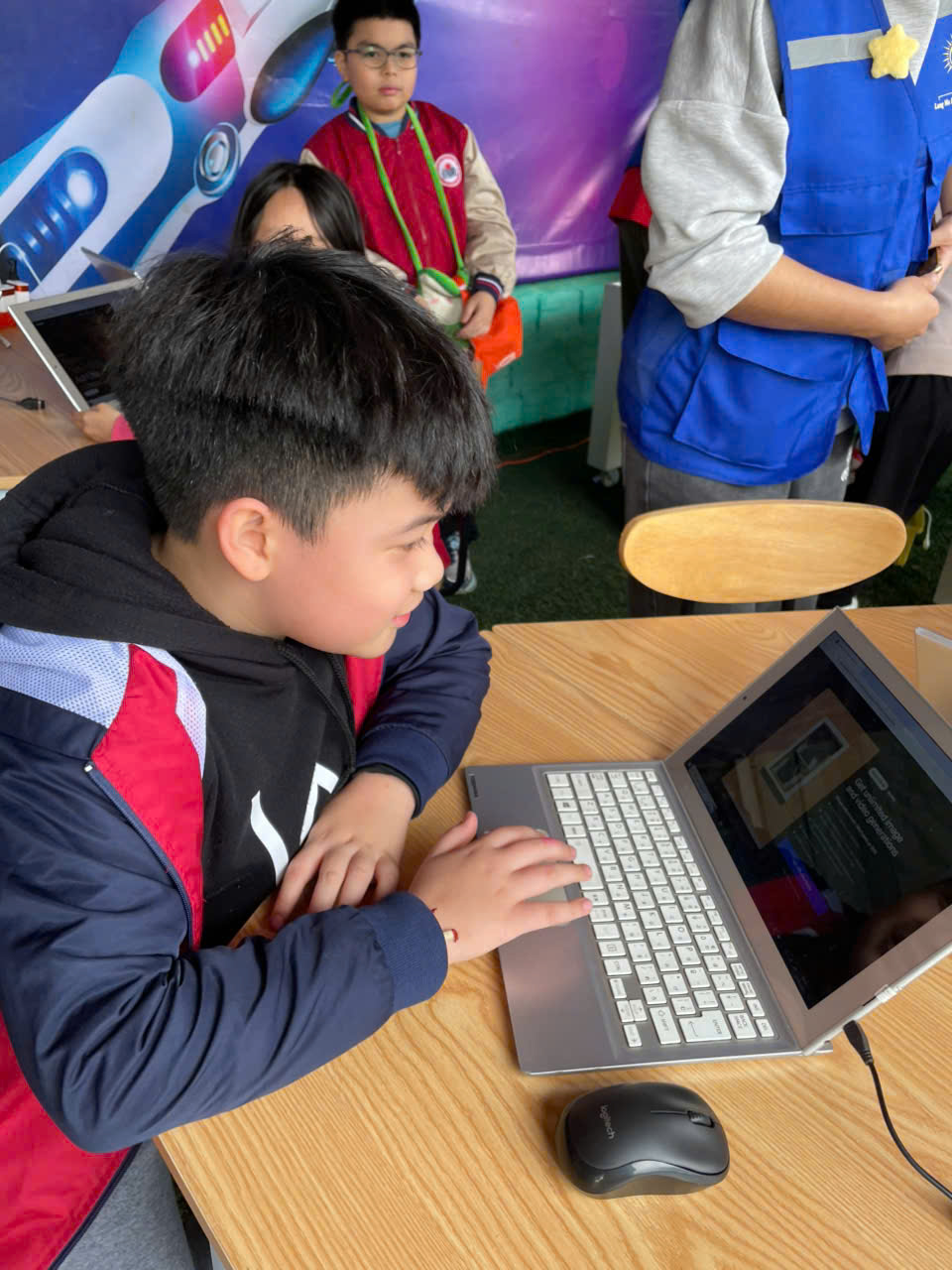 A child using a computer

AI-generated content may be incorrect.