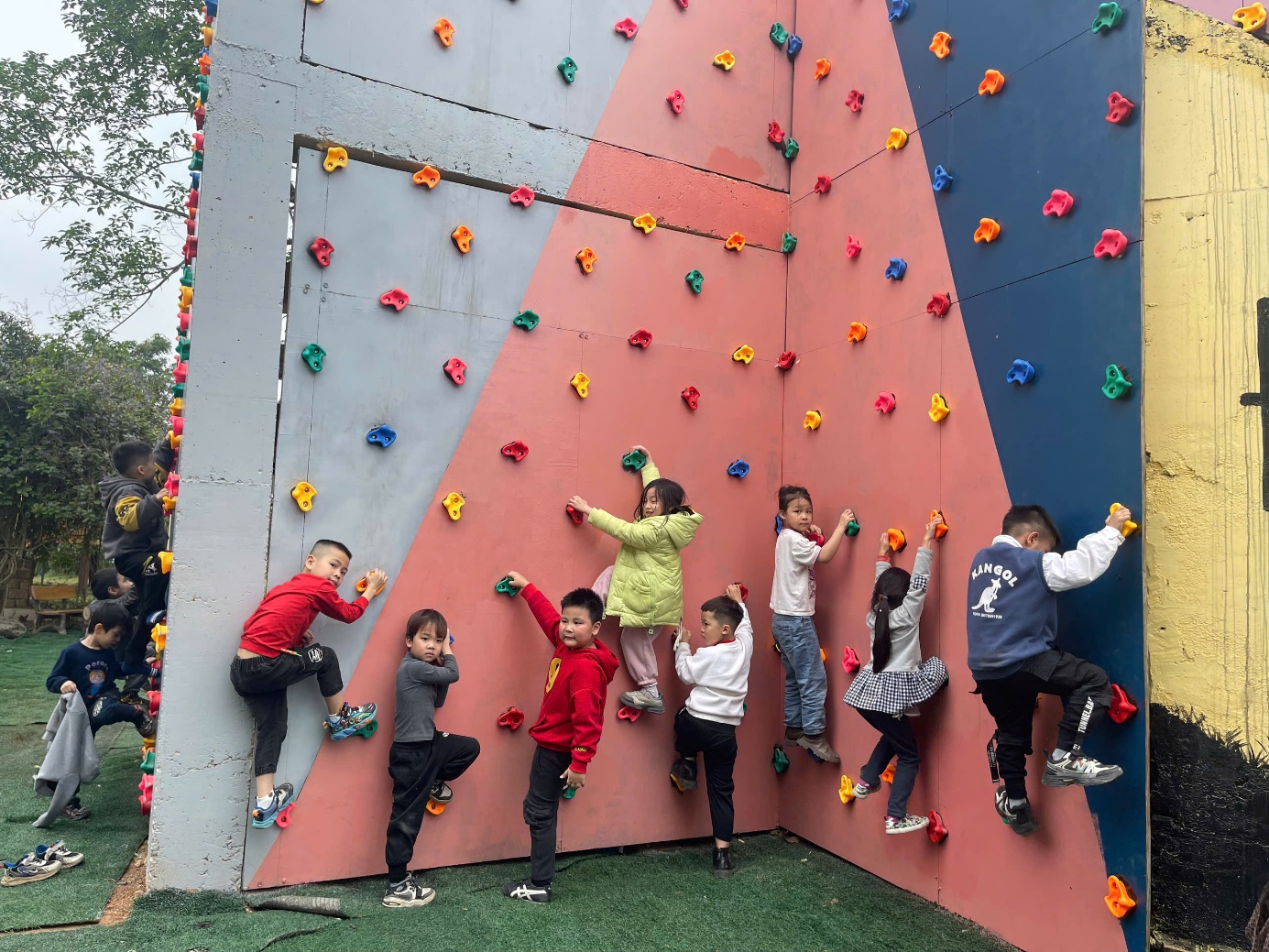 A group of kids climbing a rock wall

AI-generated content may be incorrect.