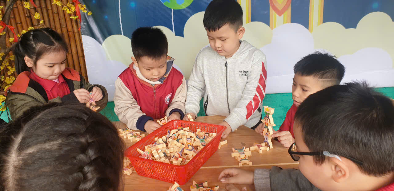 A group of kids playing with toys

AI-generated content may be incorrect.