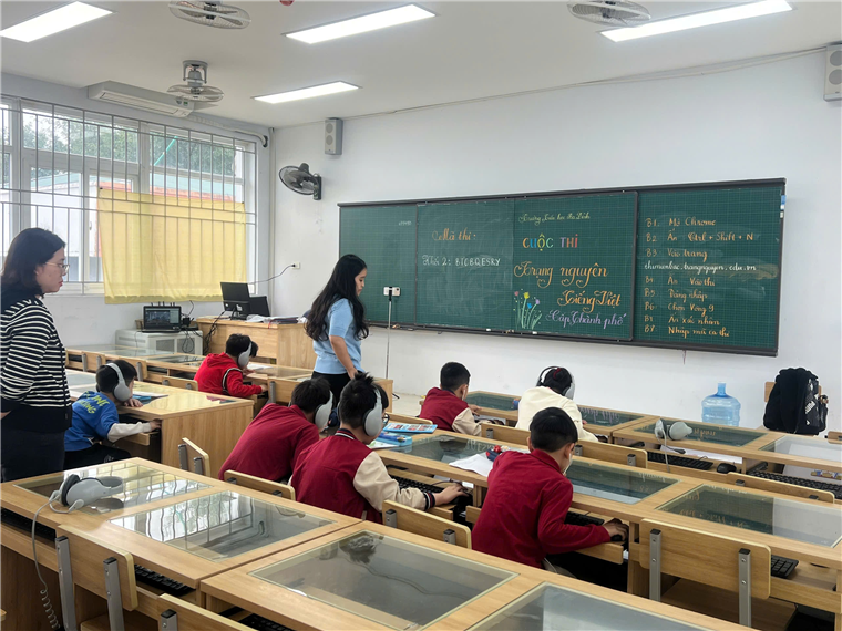 A group of students in a classroom

Description automatically generated
