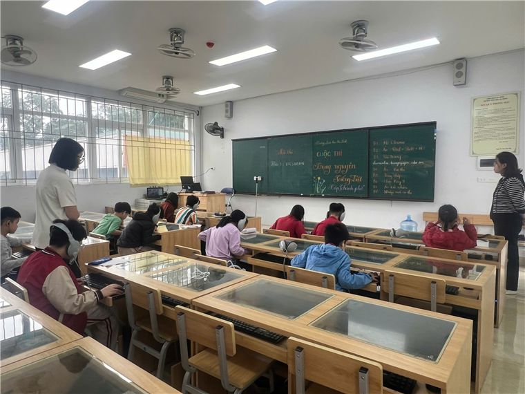 A group of people in a classroom

Description automatically generated