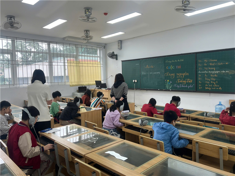 A group of people in a classroom

Description automatically generated