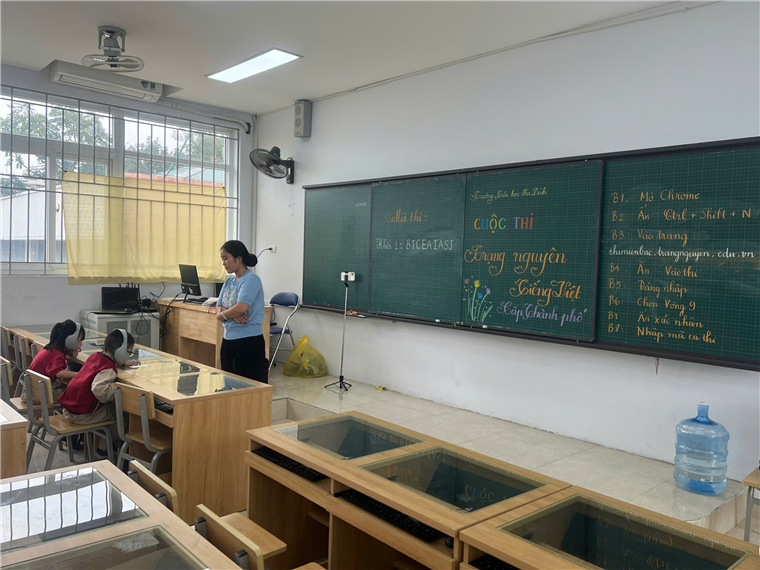 A person standing in front of a chalkboard

Description automatically generated