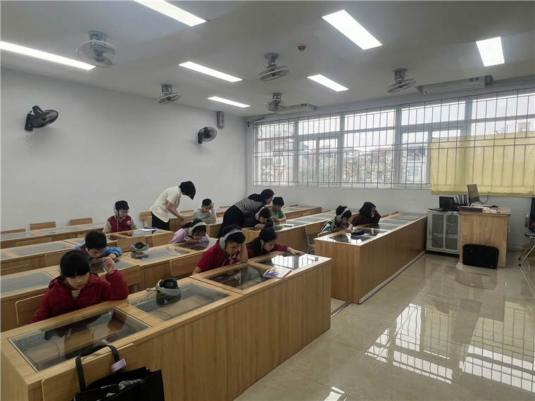 A group of people in a classroom

Description automatically generated