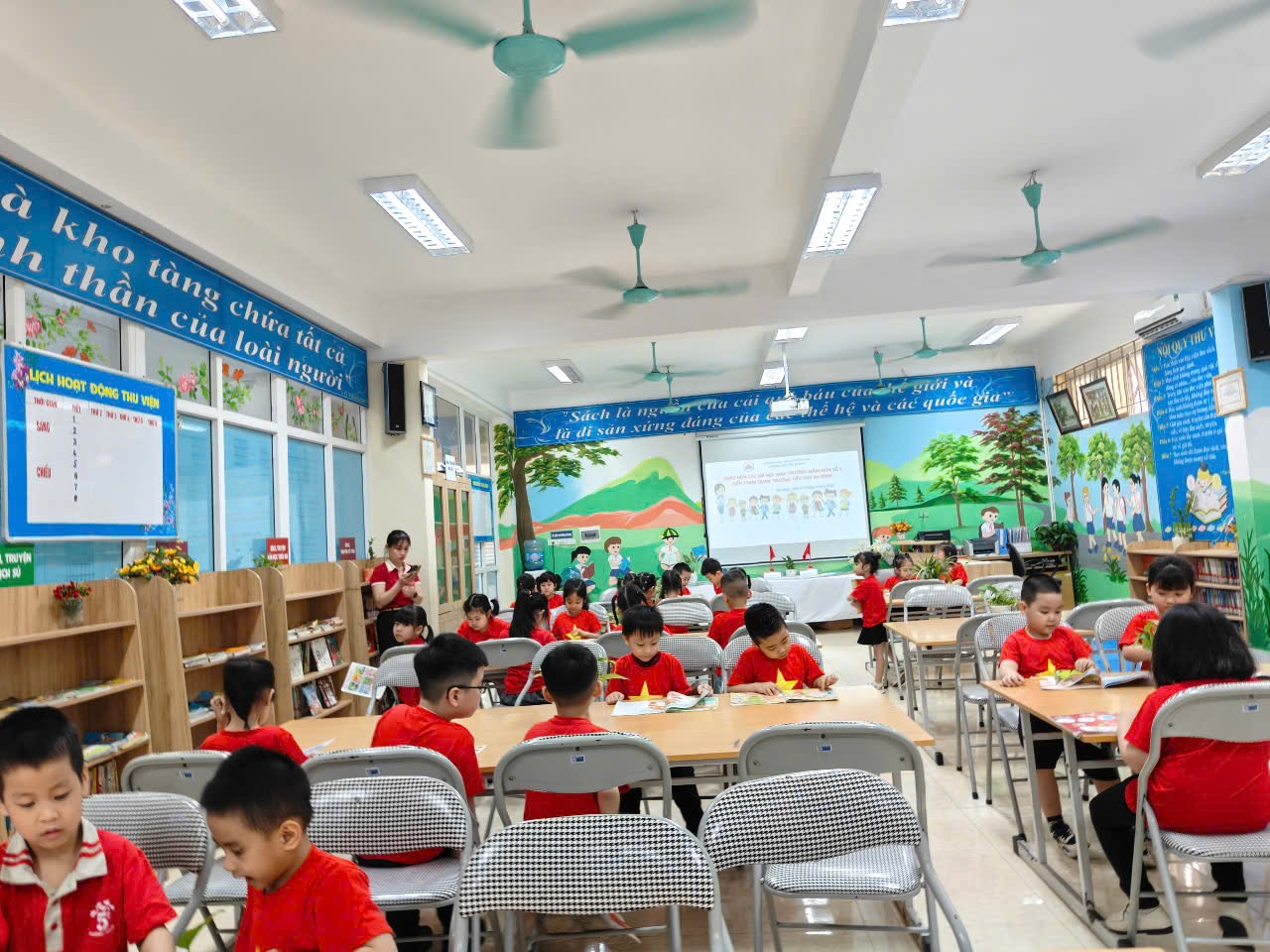 A group of children in a classroom

AI-generated content may be incorrect.
