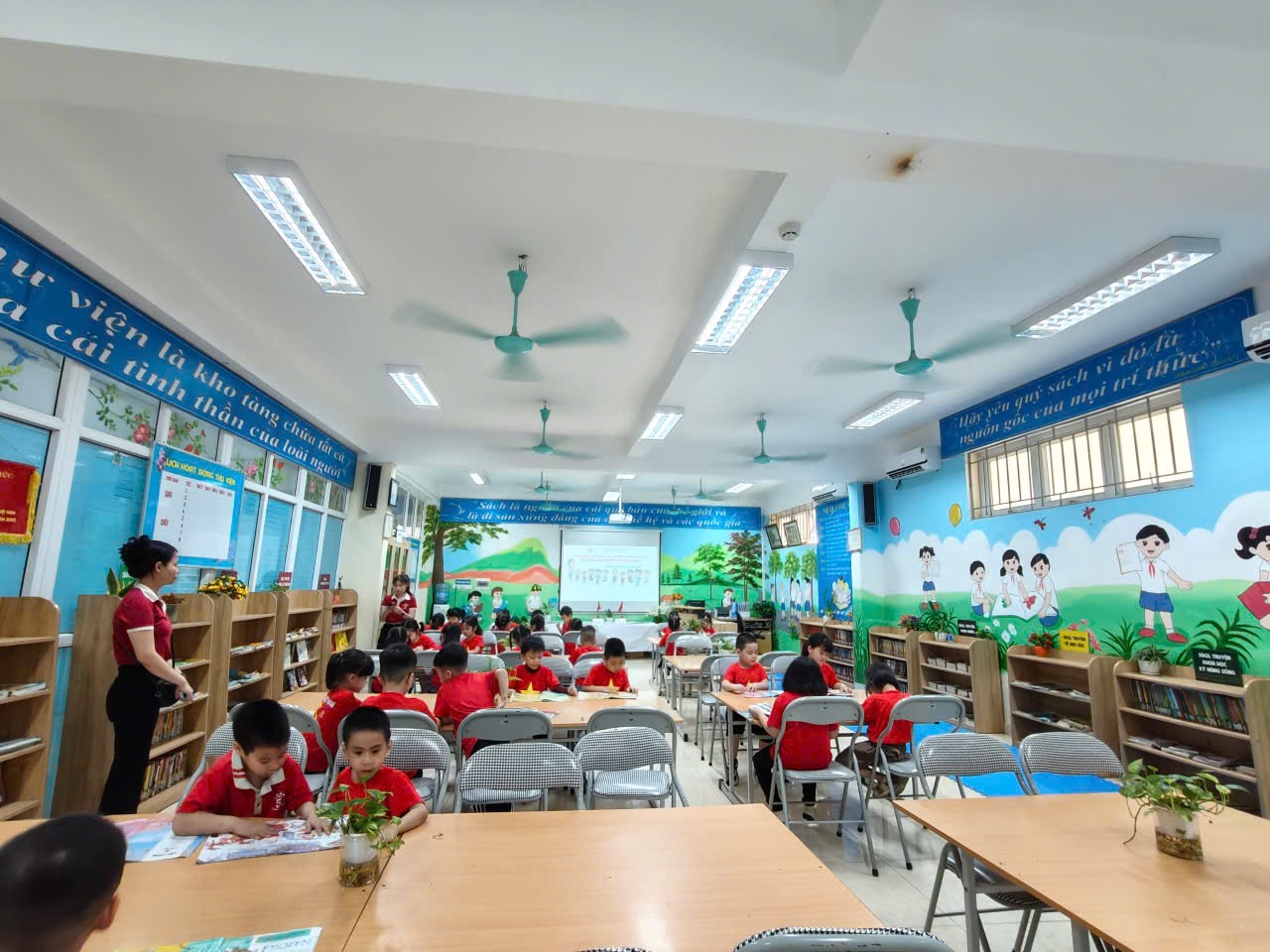 A group of children in a classroom

AI-generated content may be incorrect.