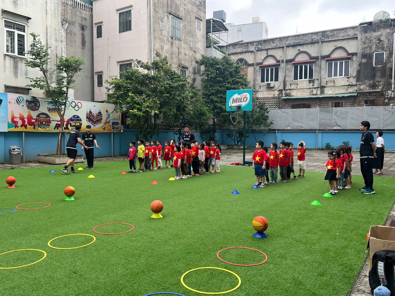 A group of kids on a field

AI-generated content may be incorrect.