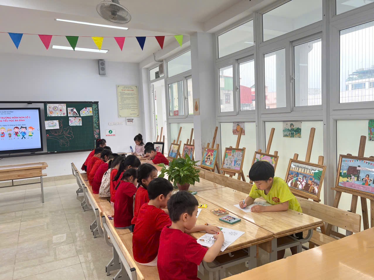 A group of children sitting at a table in a classroom

AI-generated content may be incorrect.