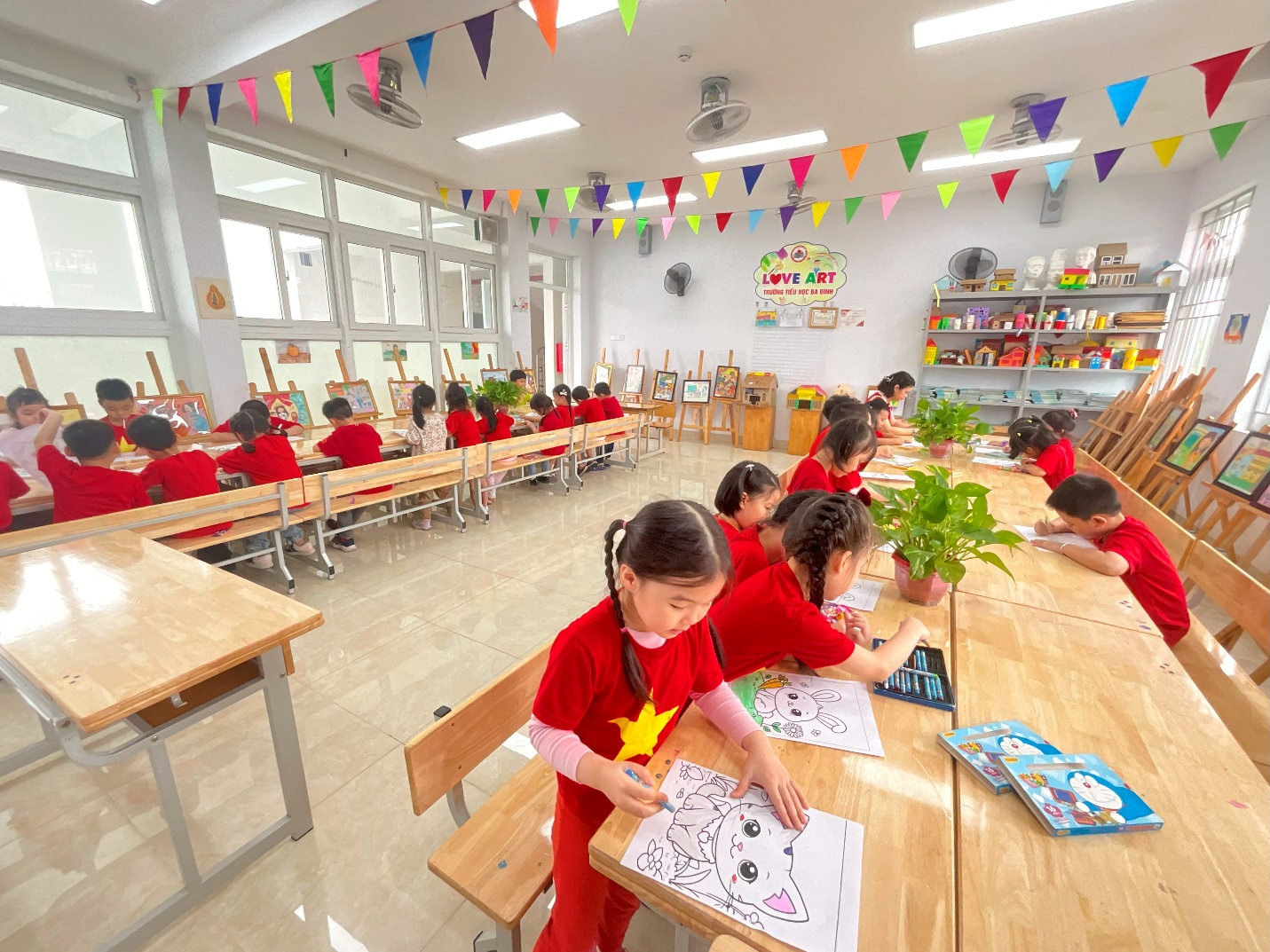 A group of children in a classroom

AI-generated content may be incorrect.