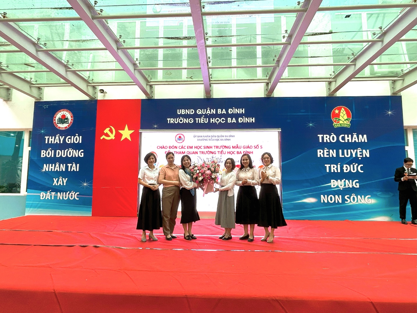 A group of women standing on a stage

AI-generated content may be incorrect.