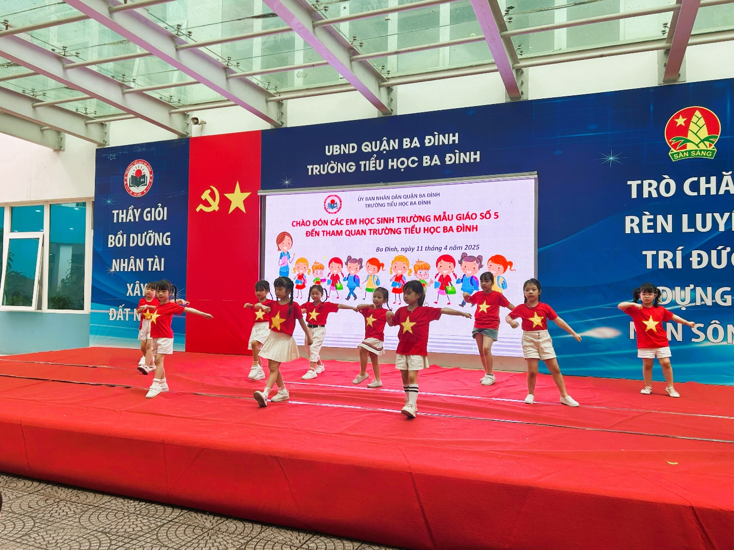 A group of children on a stage

AI-generated content may be incorrect.