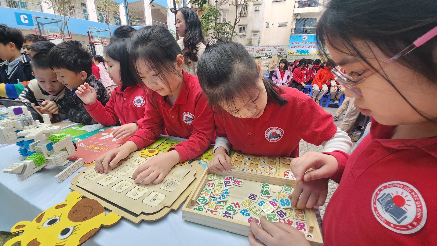 A group of children playing with puzzles

AI-generated content may be incorrect.