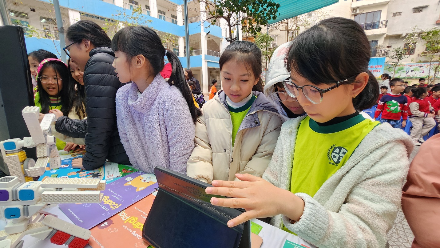 A group of people sitting at a table looking at a tablet

AI-generated content may be incorrect.