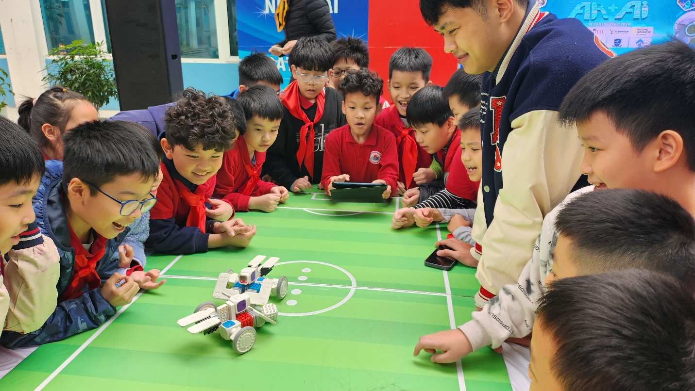 A group of children playing with a toy

AI-generated content may be incorrect.