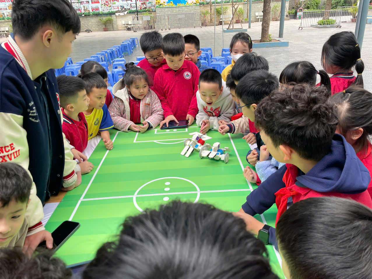 A group of children playing a game

AI-generated content may be incorrect.