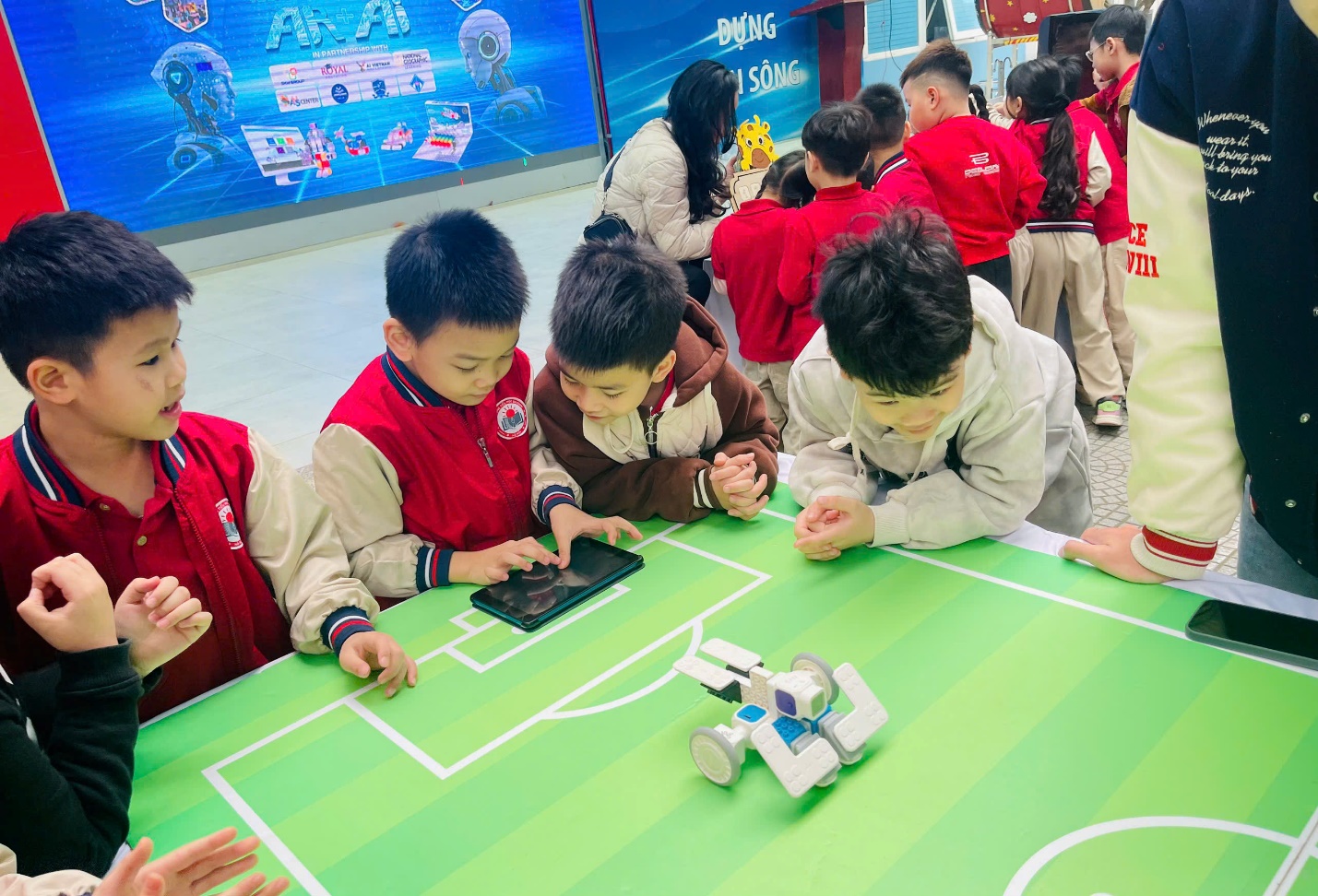 A group of children playing with a robot

AI-generated content may be incorrect.