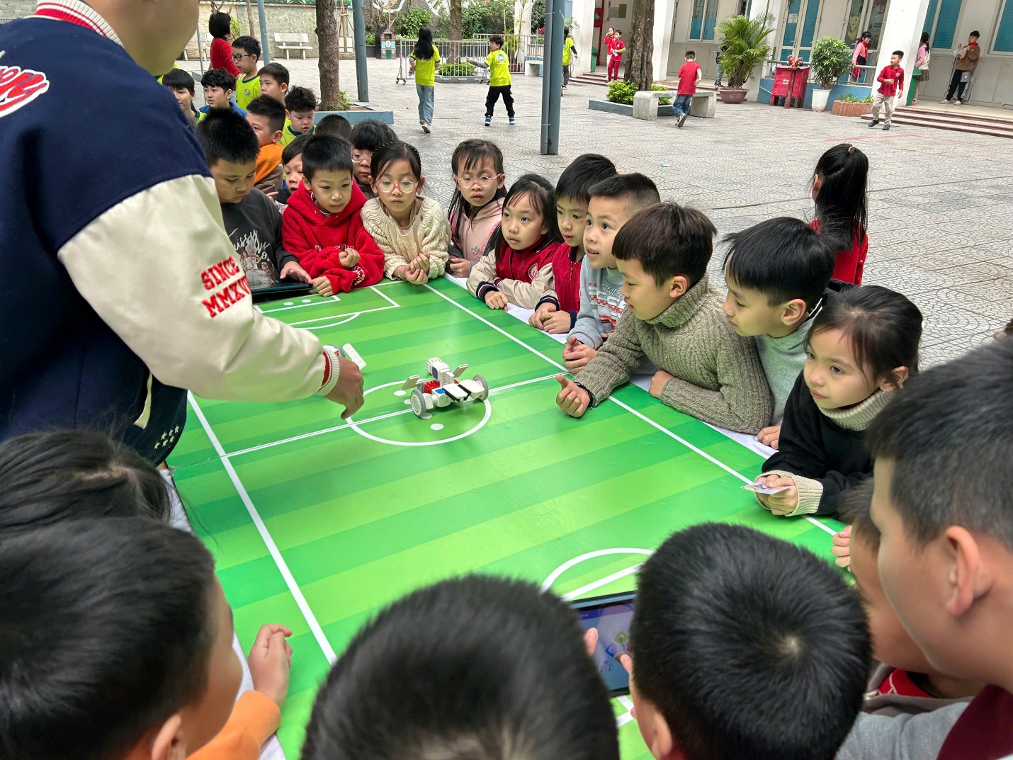 A group of children playing a game

AI-generated content may be incorrect.