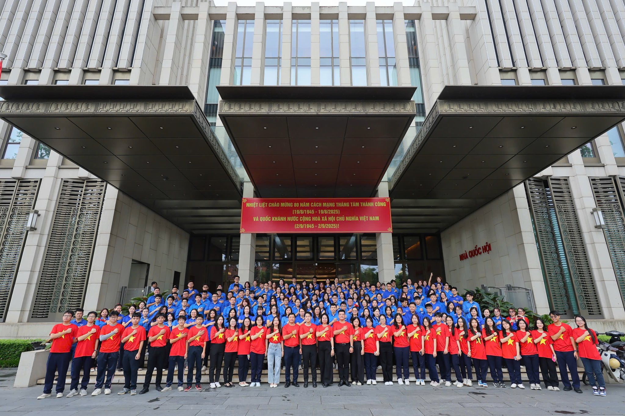 A group of people in front of a building

AI-generated content may be incorrect.
