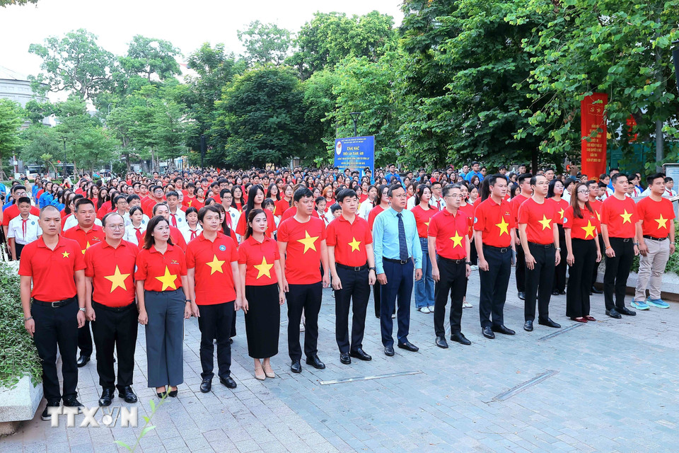 A group of people in red shirts

AI-generated content may be incorrect.