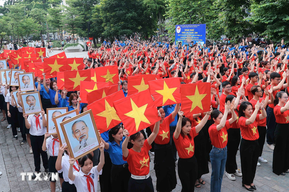 A group of people holding flags

AI-generated content may be incorrect.
