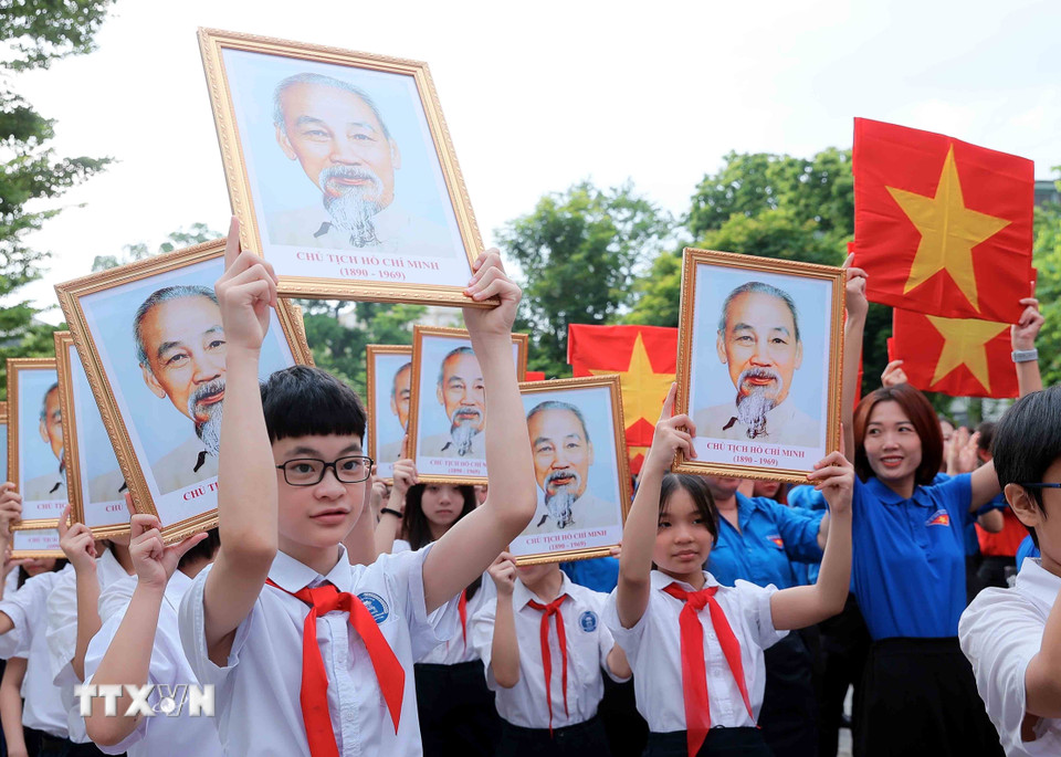 A group of people holding up pictures of people

AI-generated content may be incorrect.