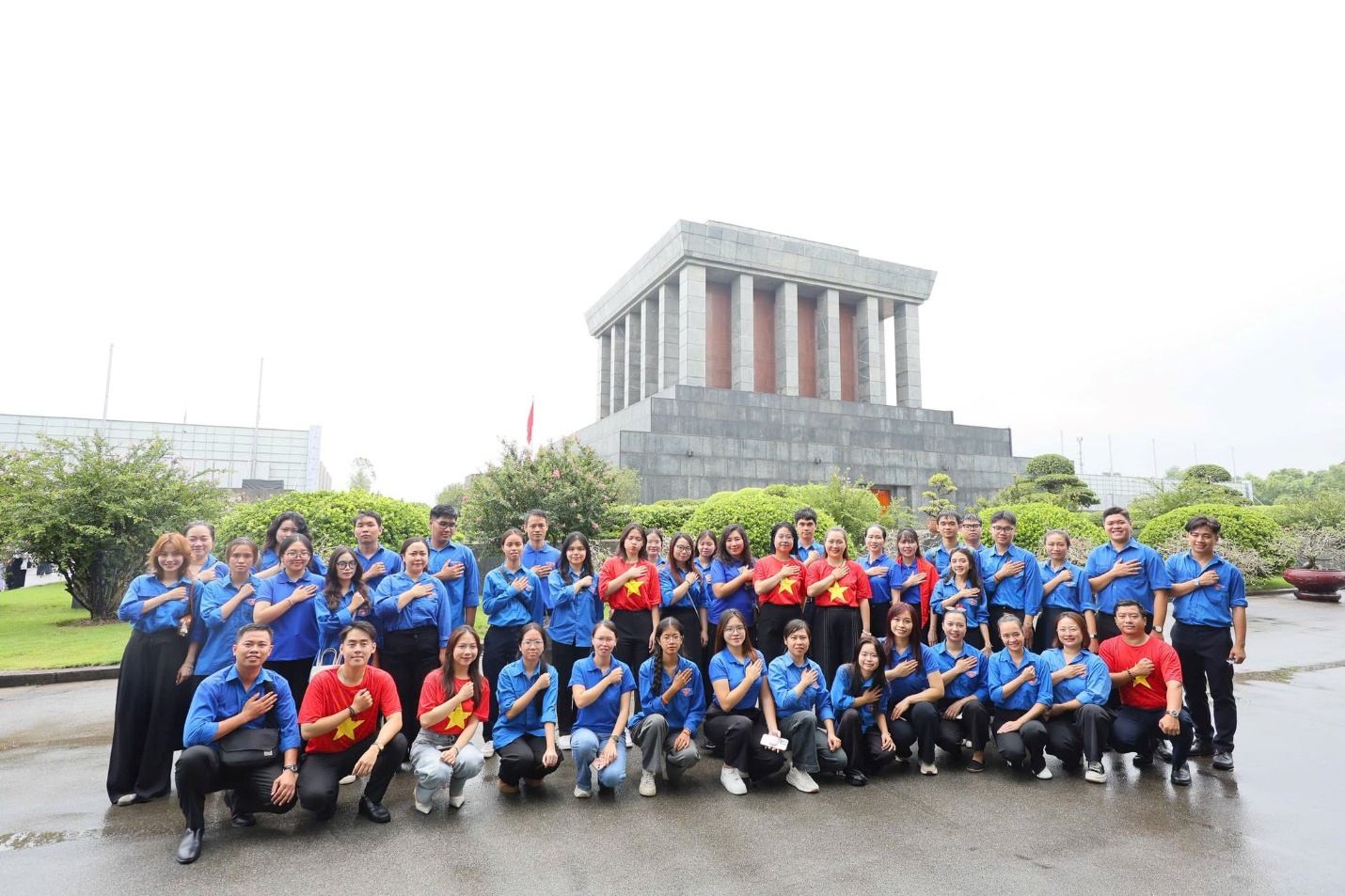 A group of people posing for a photo

AI-generated content may be incorrect.