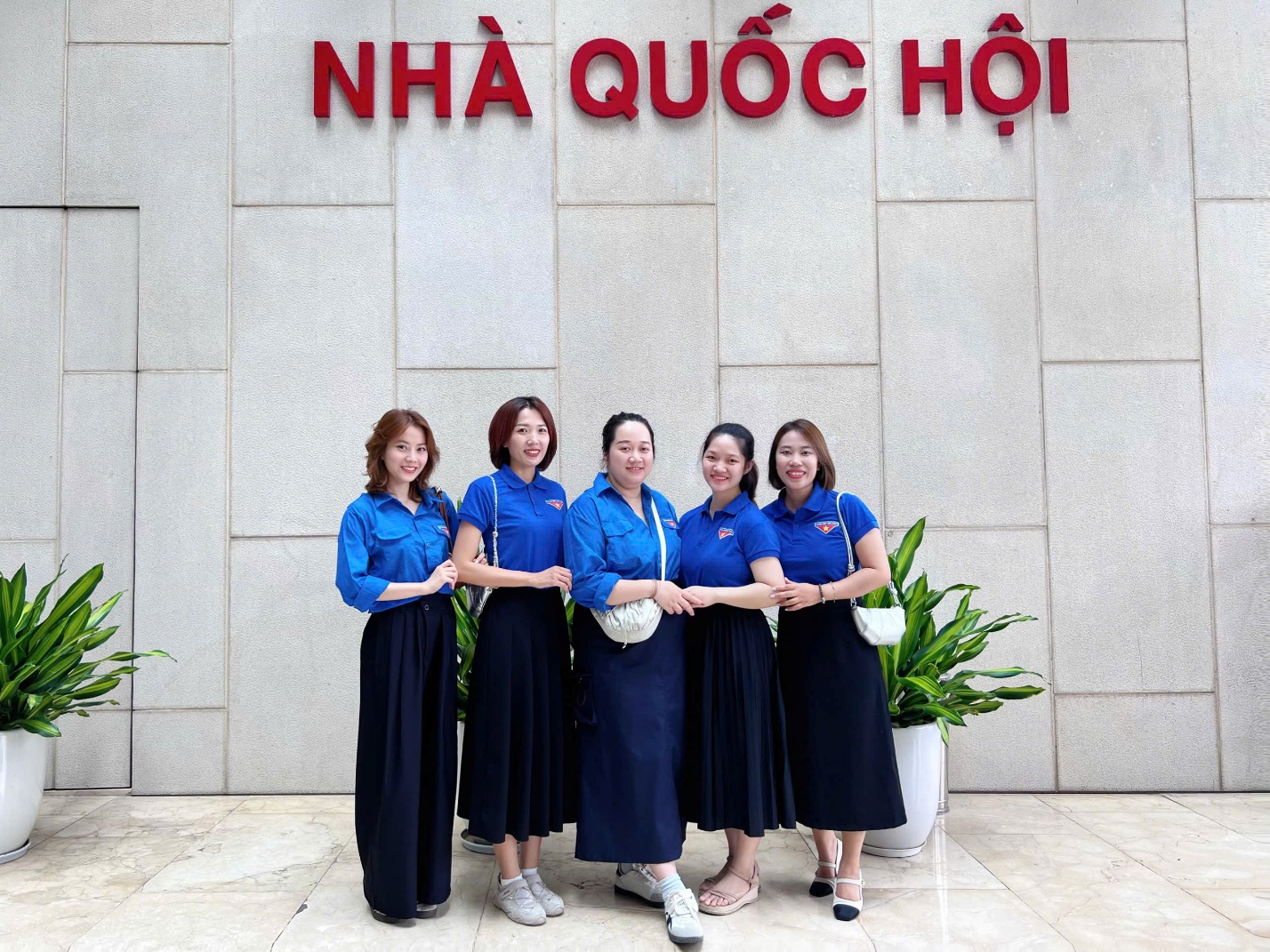A group of women in blue shirts

AI-generated content may be incorrect.