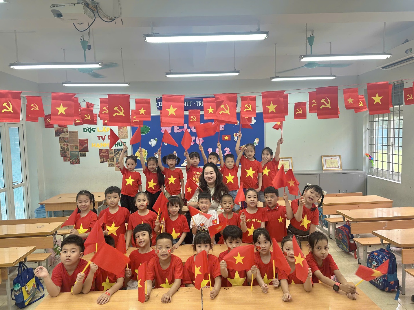 A group of children in a classroom

AI-generated content may be incorrect.