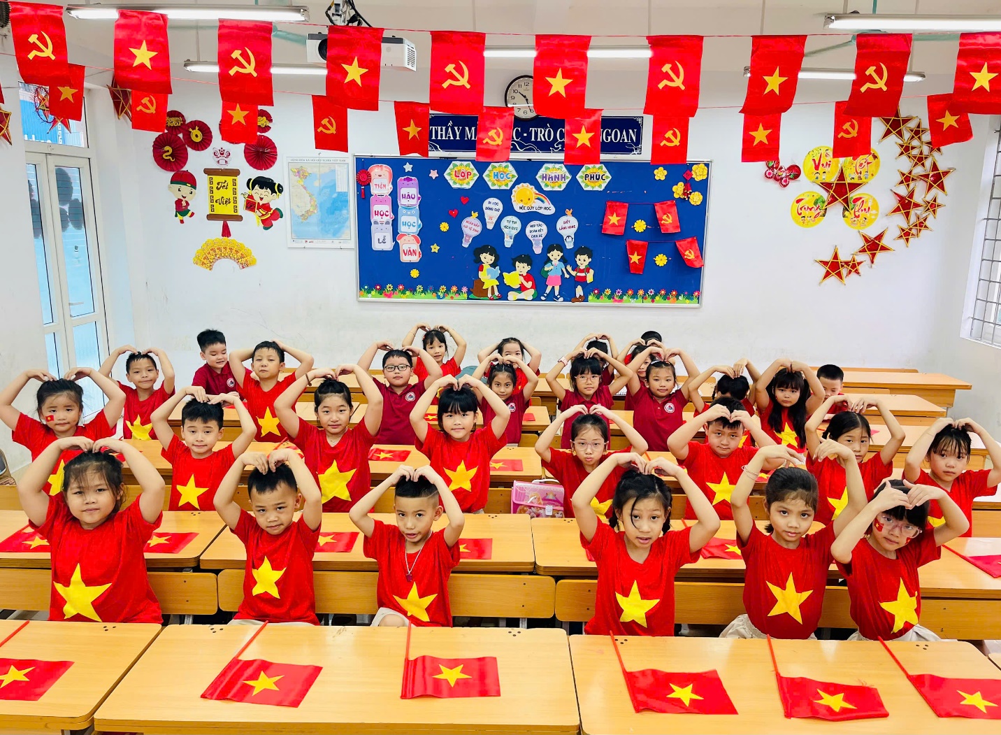 A group of children in a classroom

AI-generated content may be incorrect.