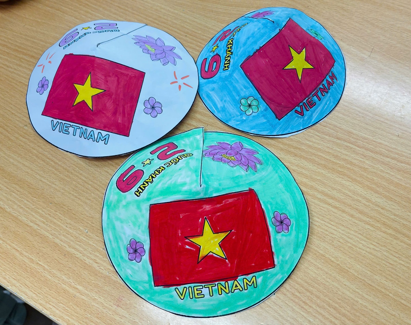 A group of paper plates with a flag painted on them

AI-generated content may be incorrect.