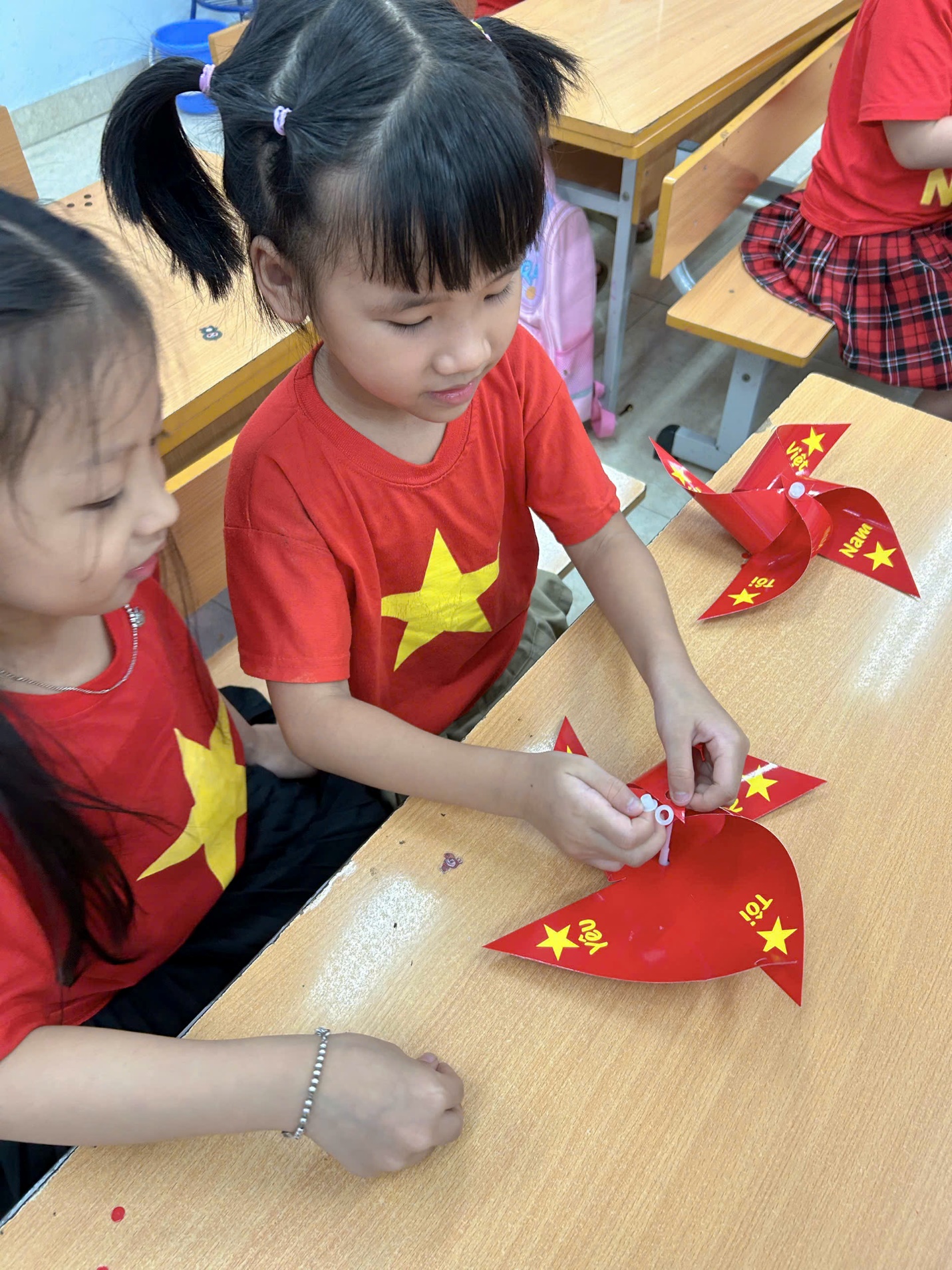 A group of girls in a classroom

AI-generated content may be incorrect.