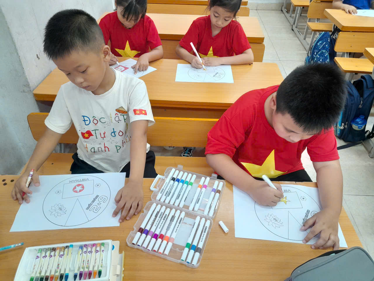 A group of children drawing on paper

AI-generated content may be incorrect.