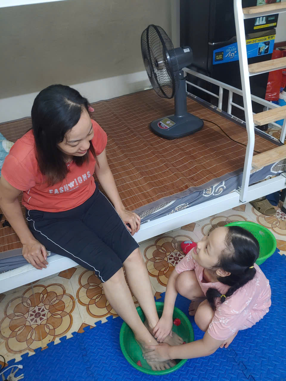 A person and a child sitting on a bed

AI-generated content may be incorrect.