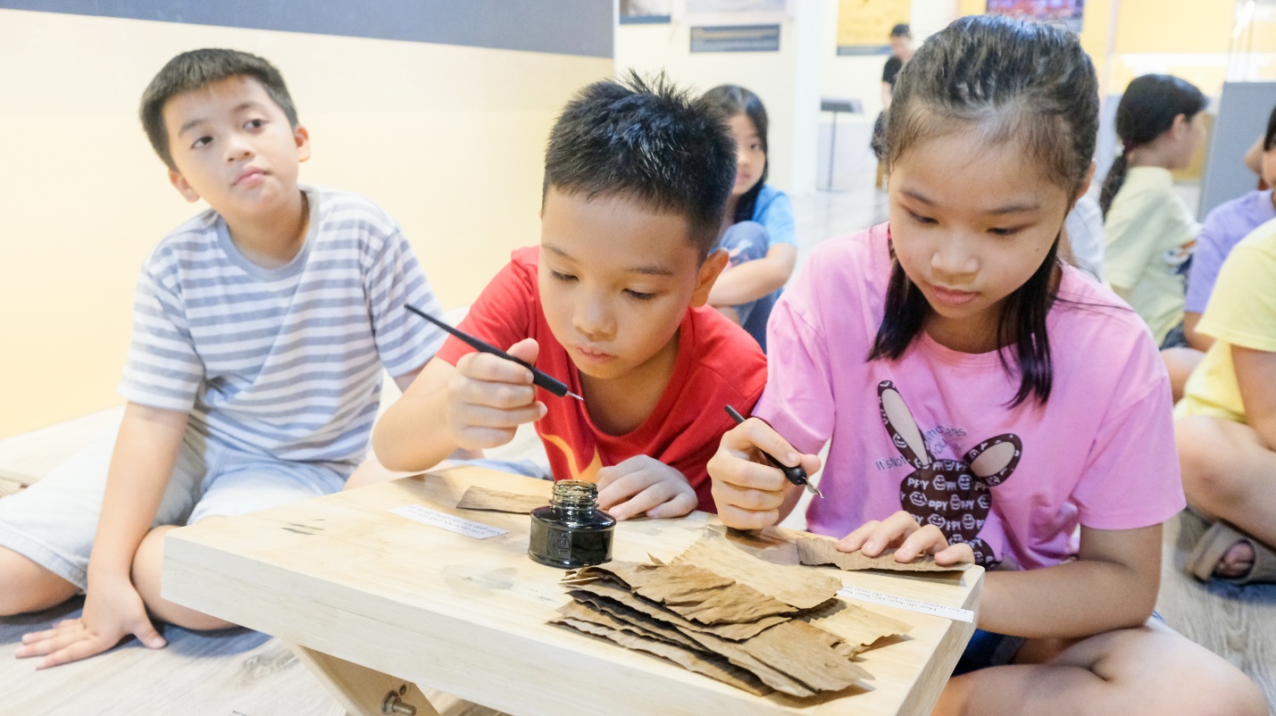 A group of children painting

AI-generated content may be incorrect.