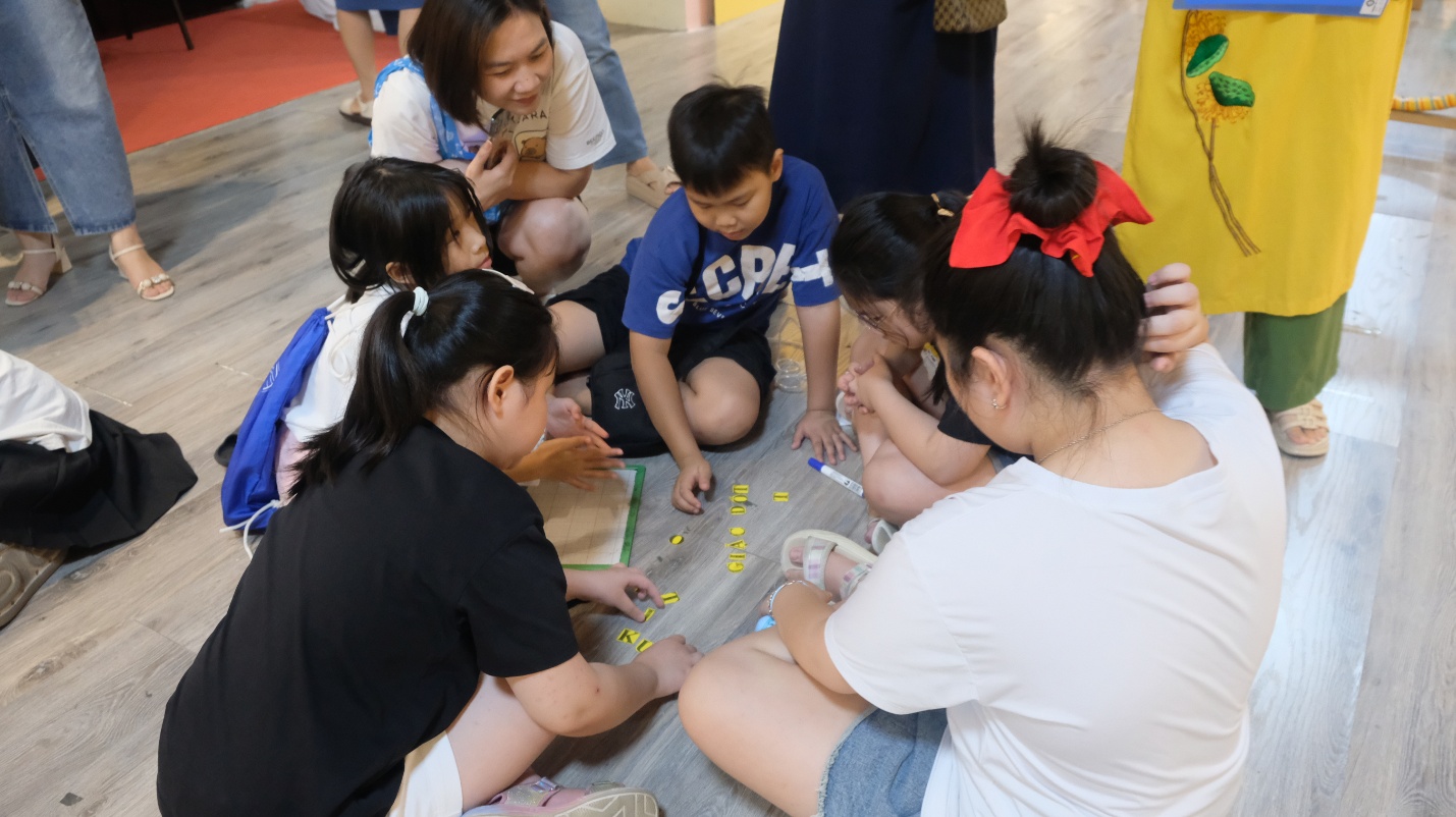 A group of children playing on the floor

AI-generated content may be incorrect.