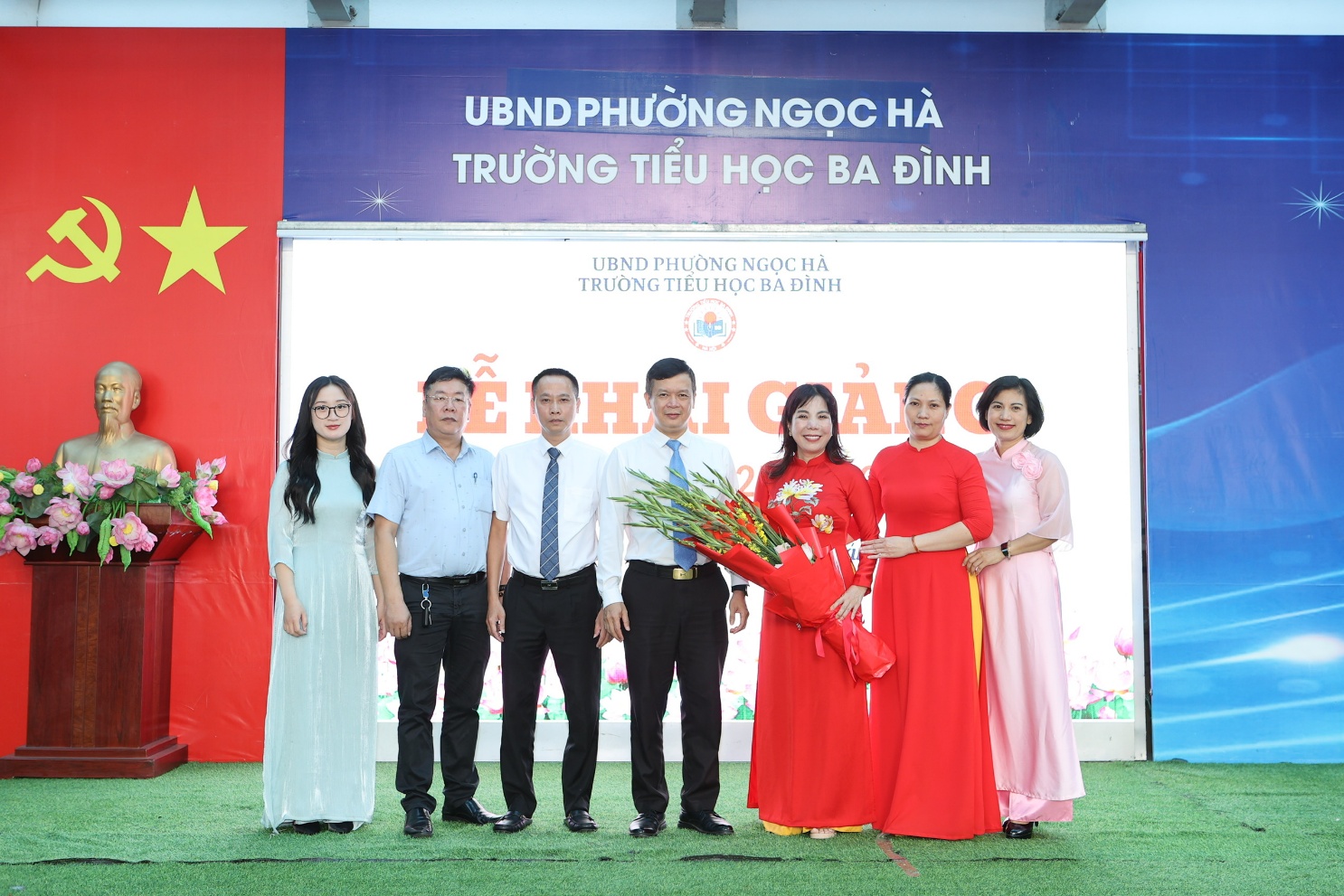 A group of people standing in front of a banner

AI-generated content may be incorrect.