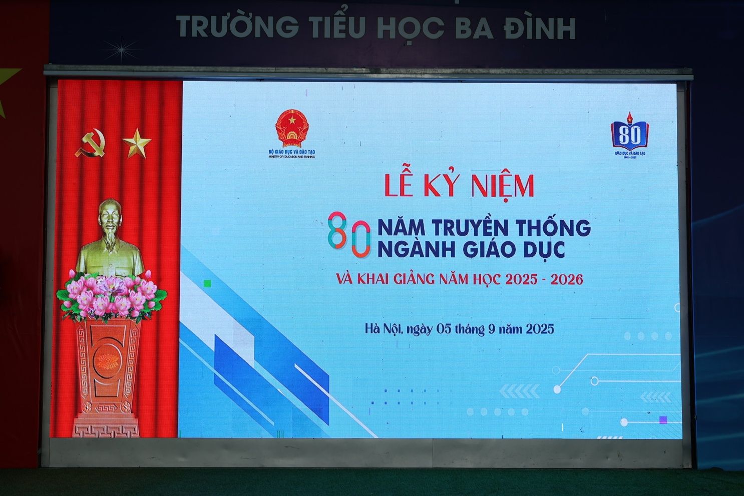 A large screen with a picture of a statue and a flag

AI-generated content may be incorrect.