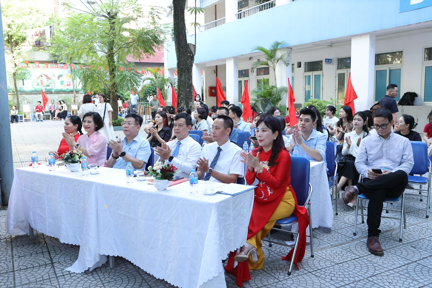 A group of people sitting at tables

AI-generated content may be incorrect.