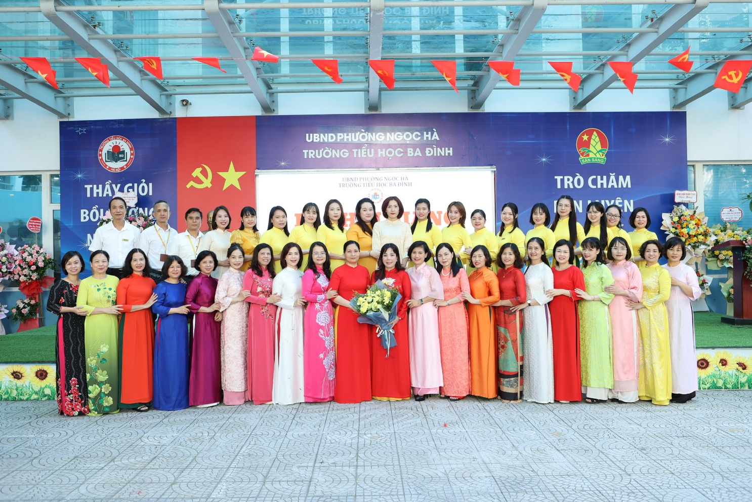 A group of people posing for a photo

AI-generated content may be incorrect.