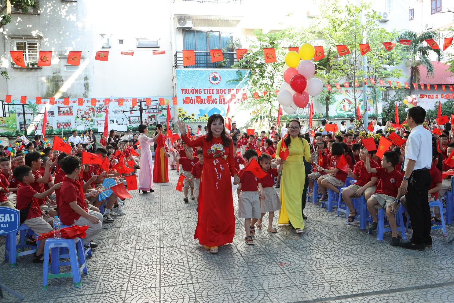 A group of people in red and yellow dresses

AI-generated content may be incorrect.