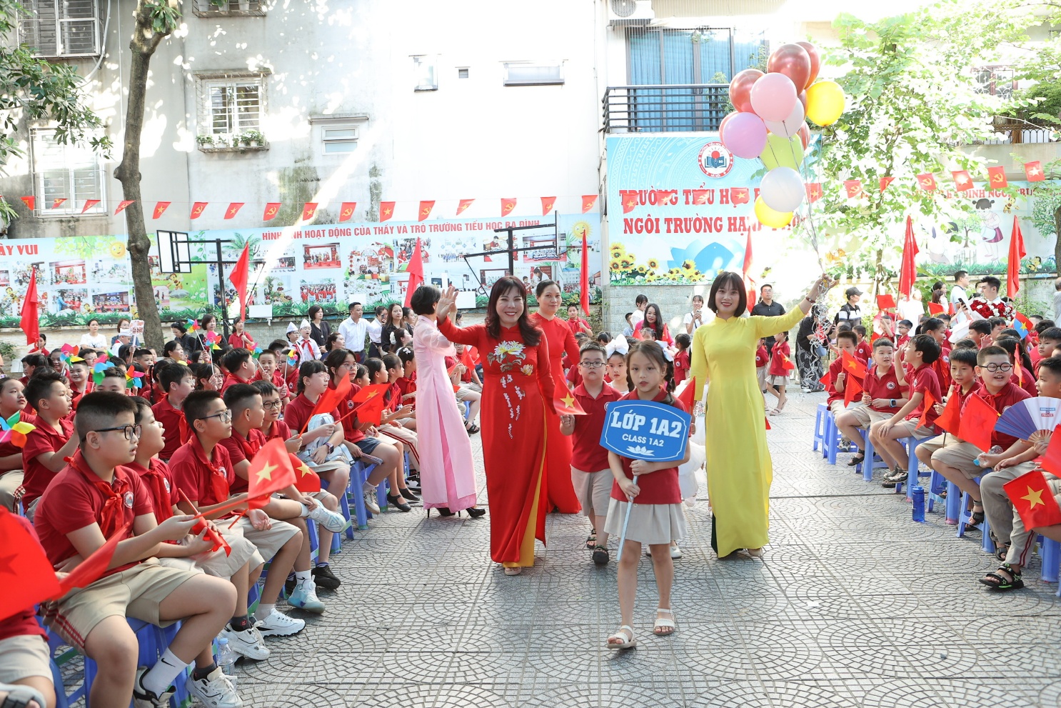 A group of people in red dresses

AI-generated content may be incorrect.