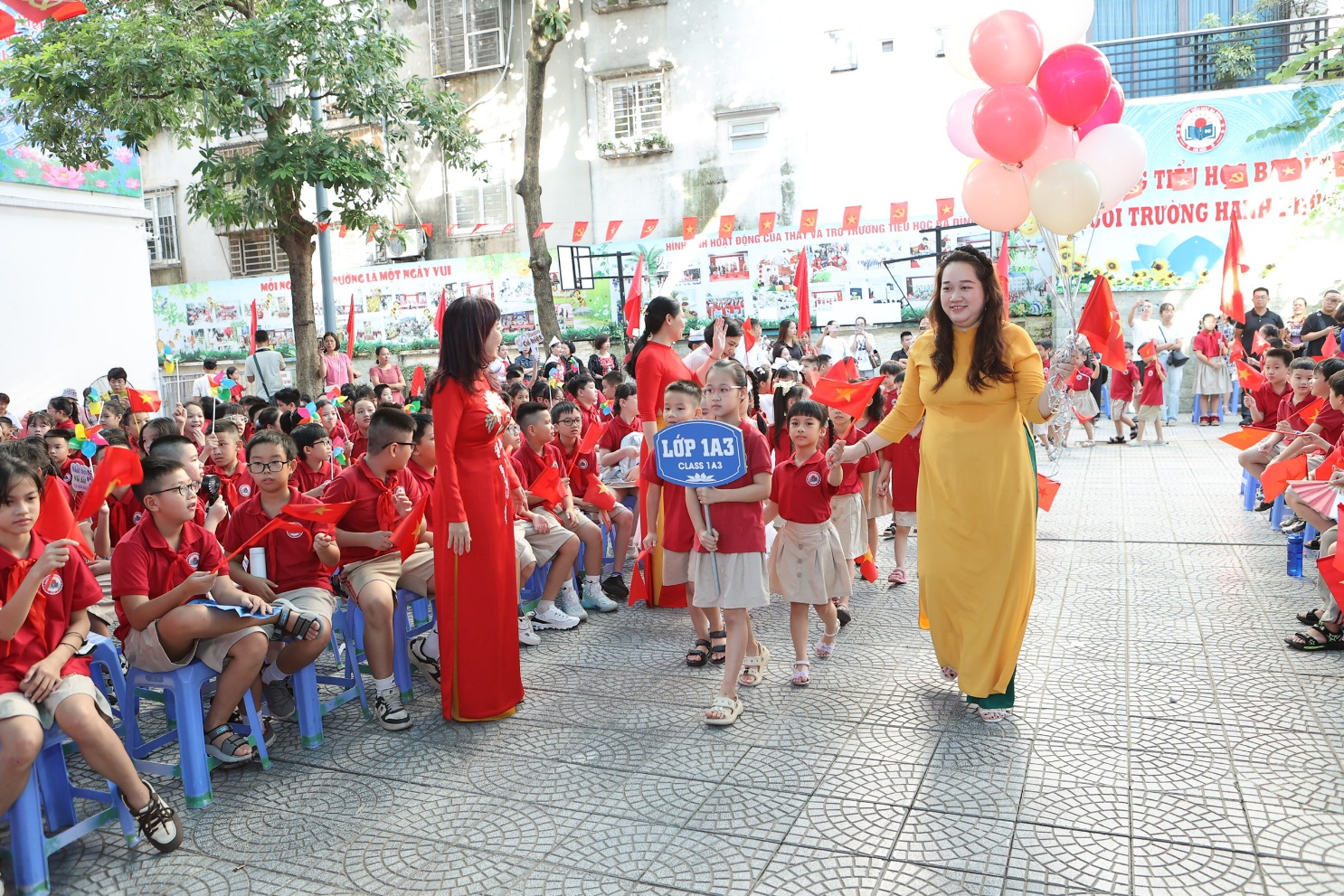A group of people in red shirts

AI-generated content may be incorrect.