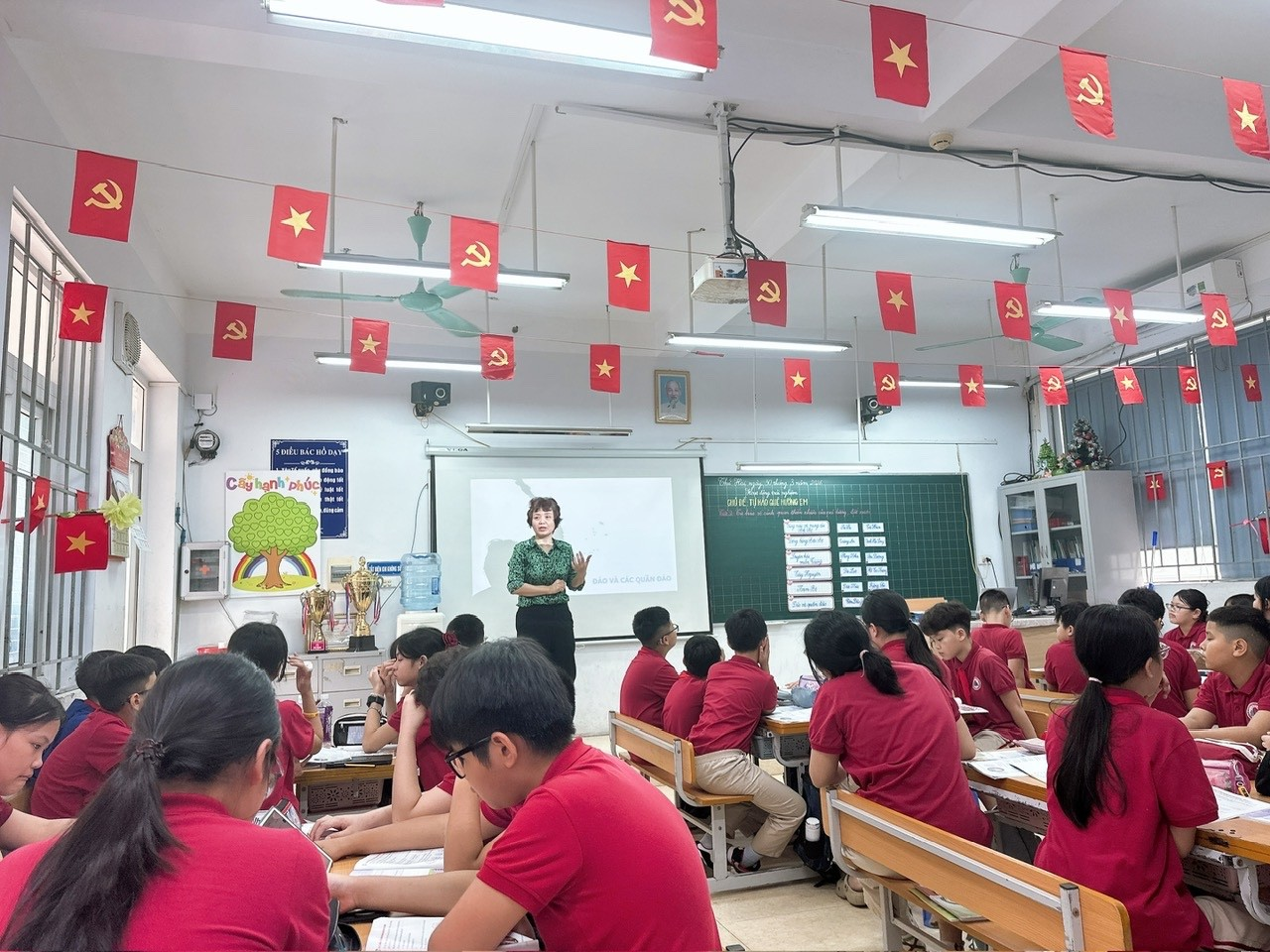 A group of students in a classroom

Description automatically generated