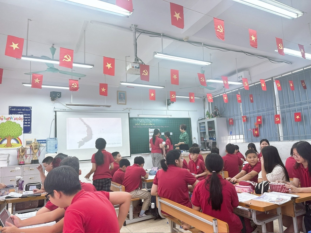 A group of students in a classroom

Description automatically generated