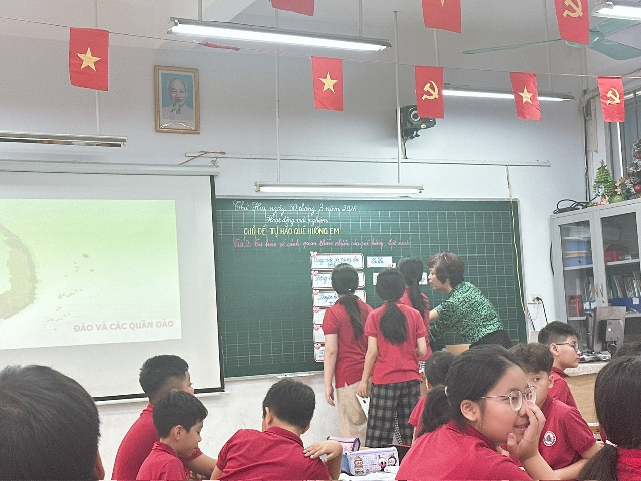 A group of children in a classroom

Description automatically generated