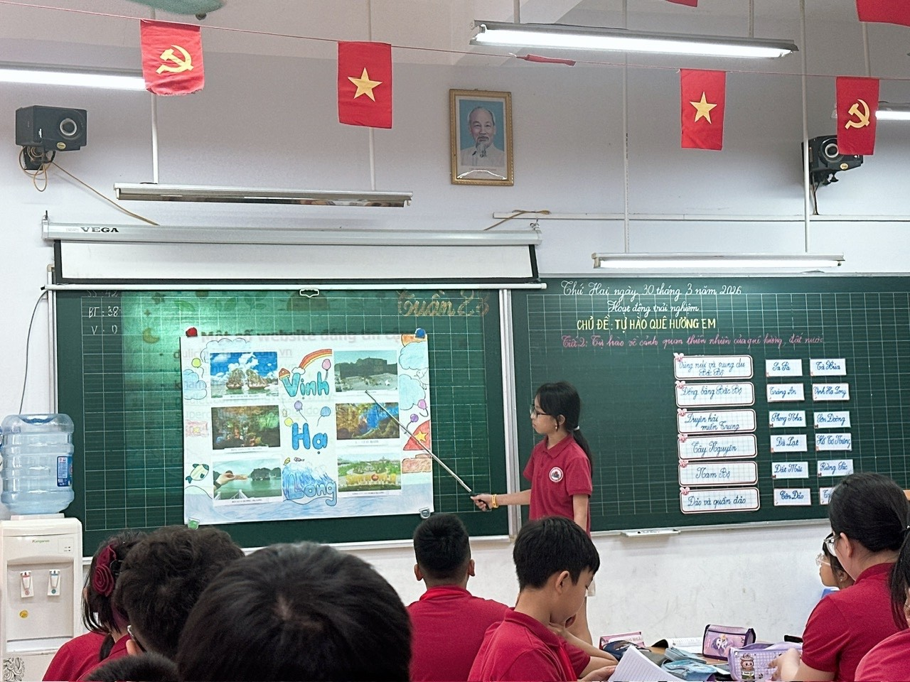 A group of students in a classroom

Description automatically generated