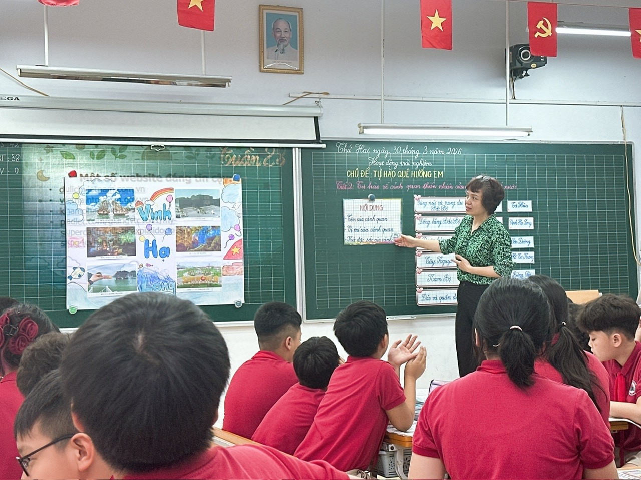 A person teaching a class

Description automatically generated
