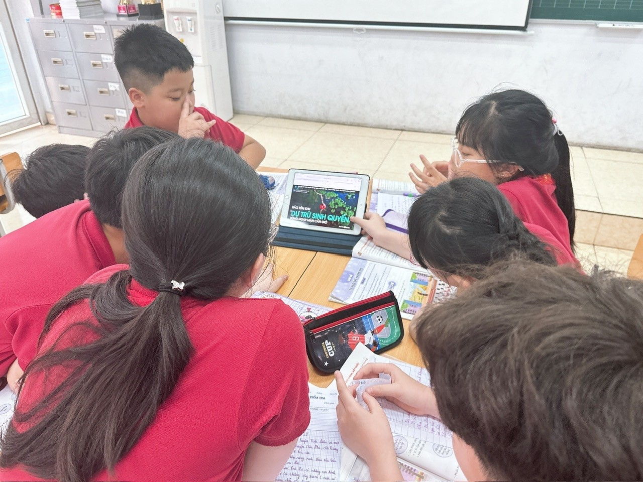 A group of children in a classroom

Description automatically generated