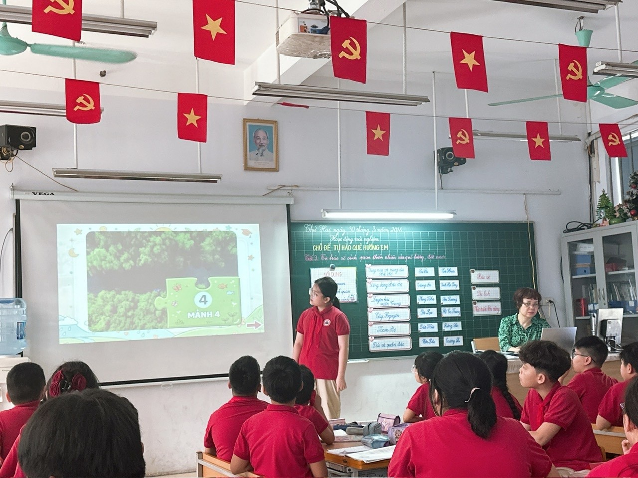 A group of people in a classroom

Description automatically generated