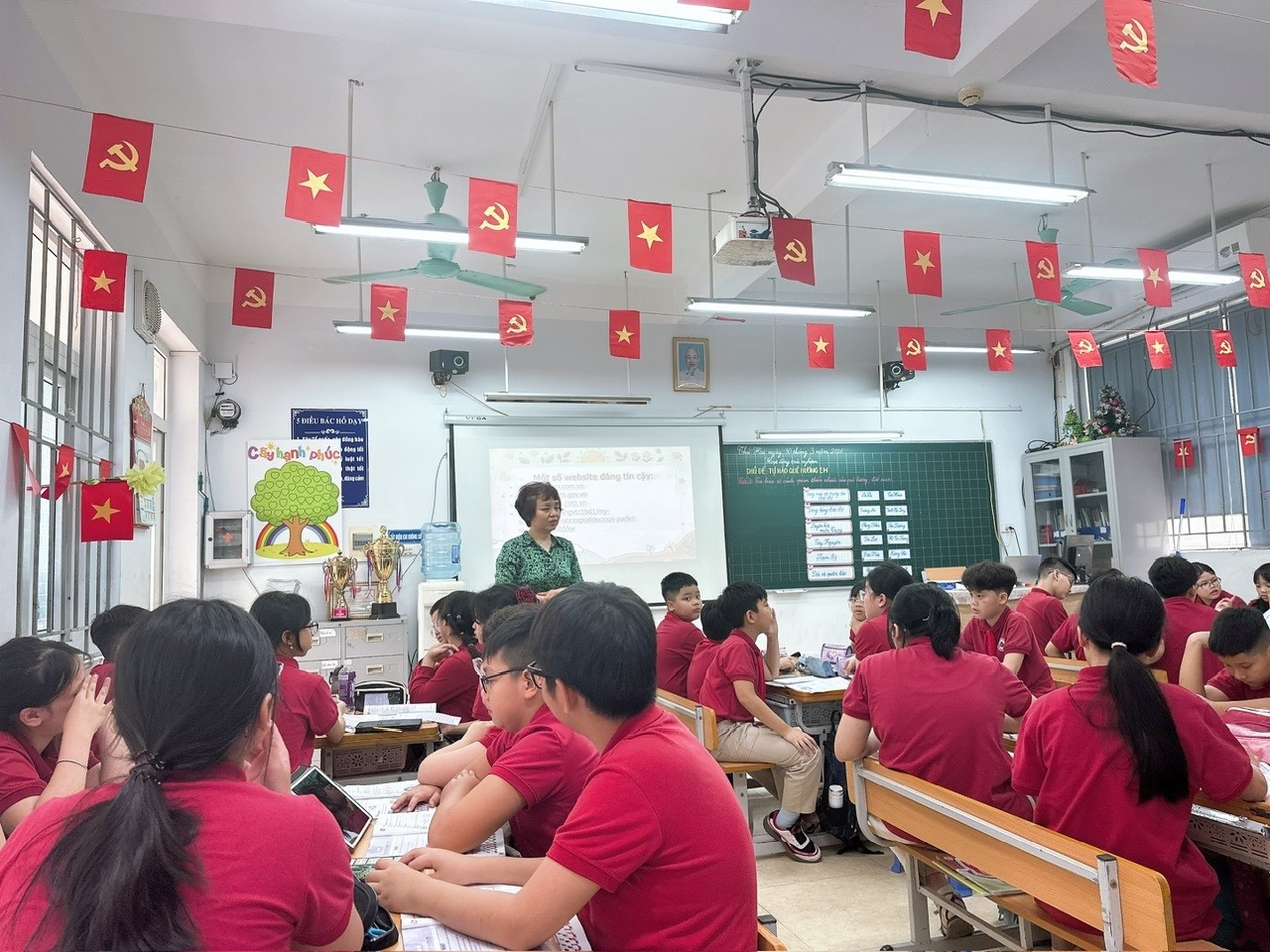 A group of people in a classroom

Description automatically generated